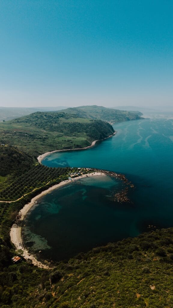 Stunning aerial shot of the coastline near Bursa, Türkiye featuring clear blue waters and lush greenery.
