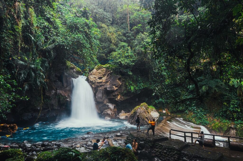 la fortuna waterfall hike and mistico hanging bridges trail